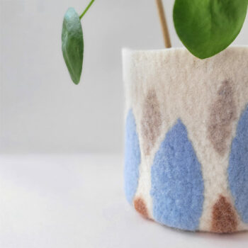 Cache pot à feuilles bleues