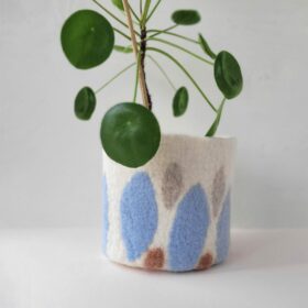 Cache pot à feuilles bleues