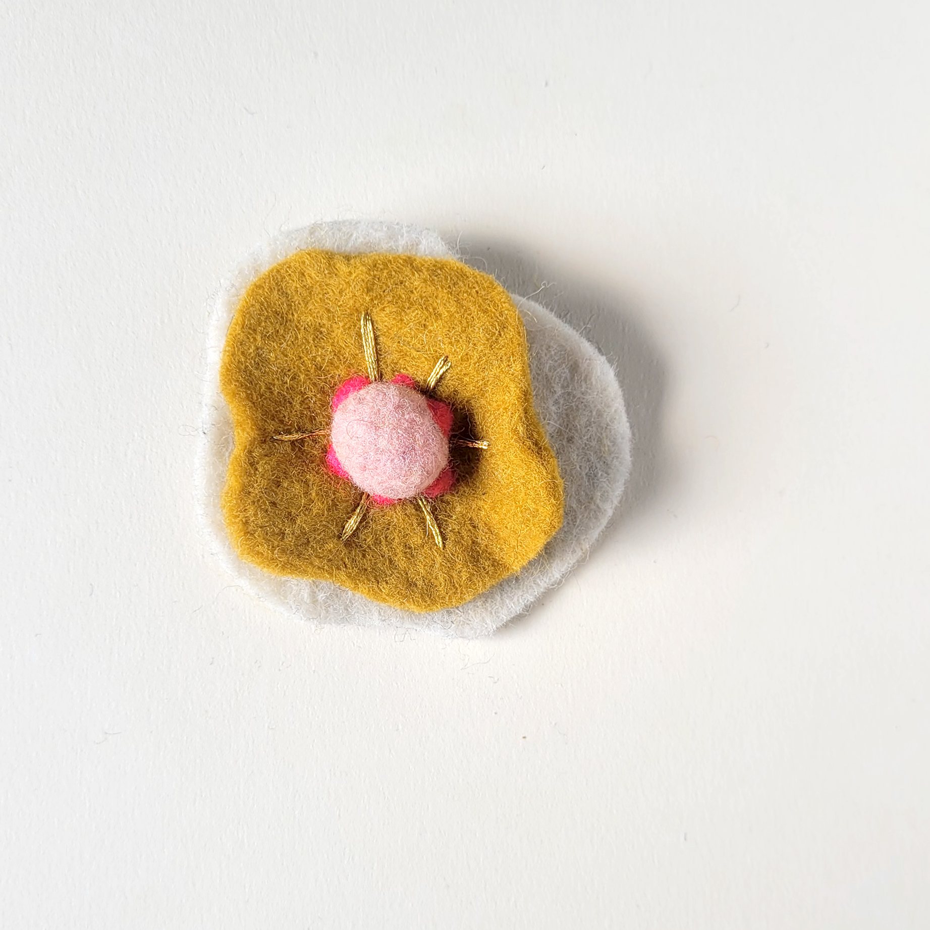 Poppie - broche blanc-ocre