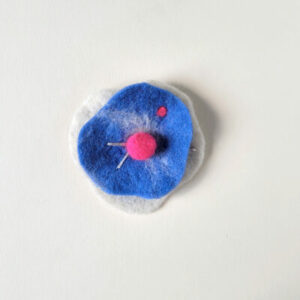 Poppie - broche blanc-bleu