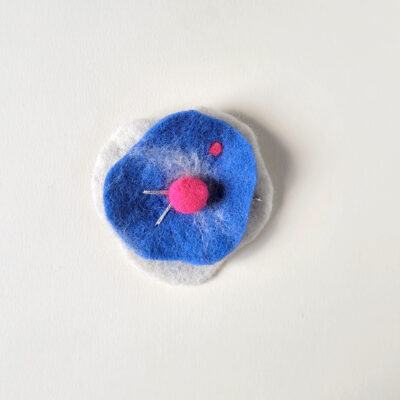 Poppie - broche blanc-bleu