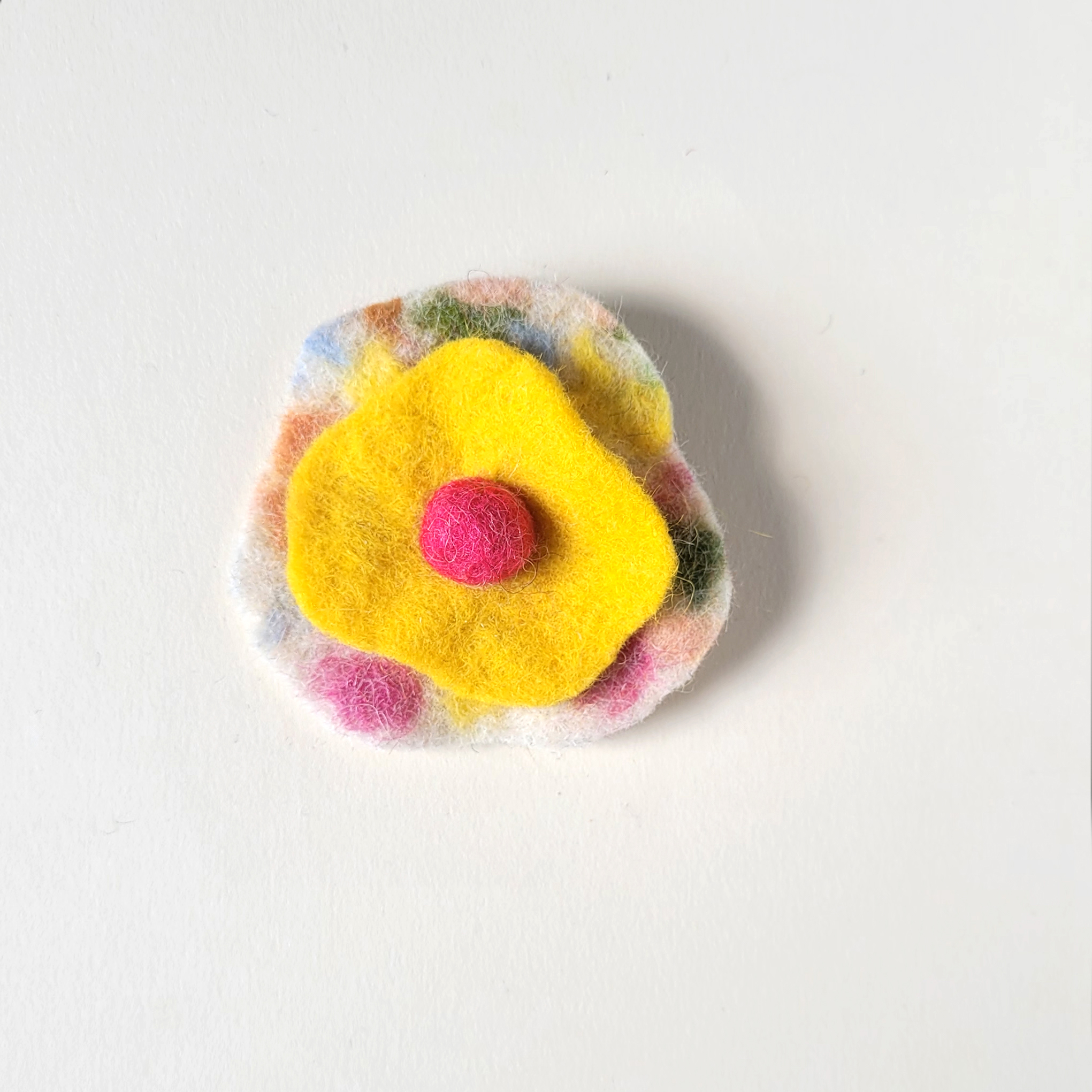 Poppie - broche multicouleurs-jaune