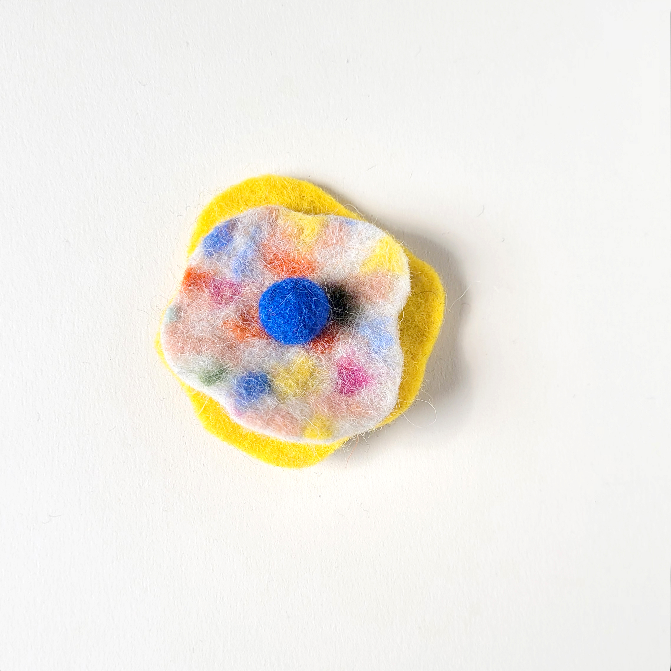 Poppie - broche jaune-multicouleurs