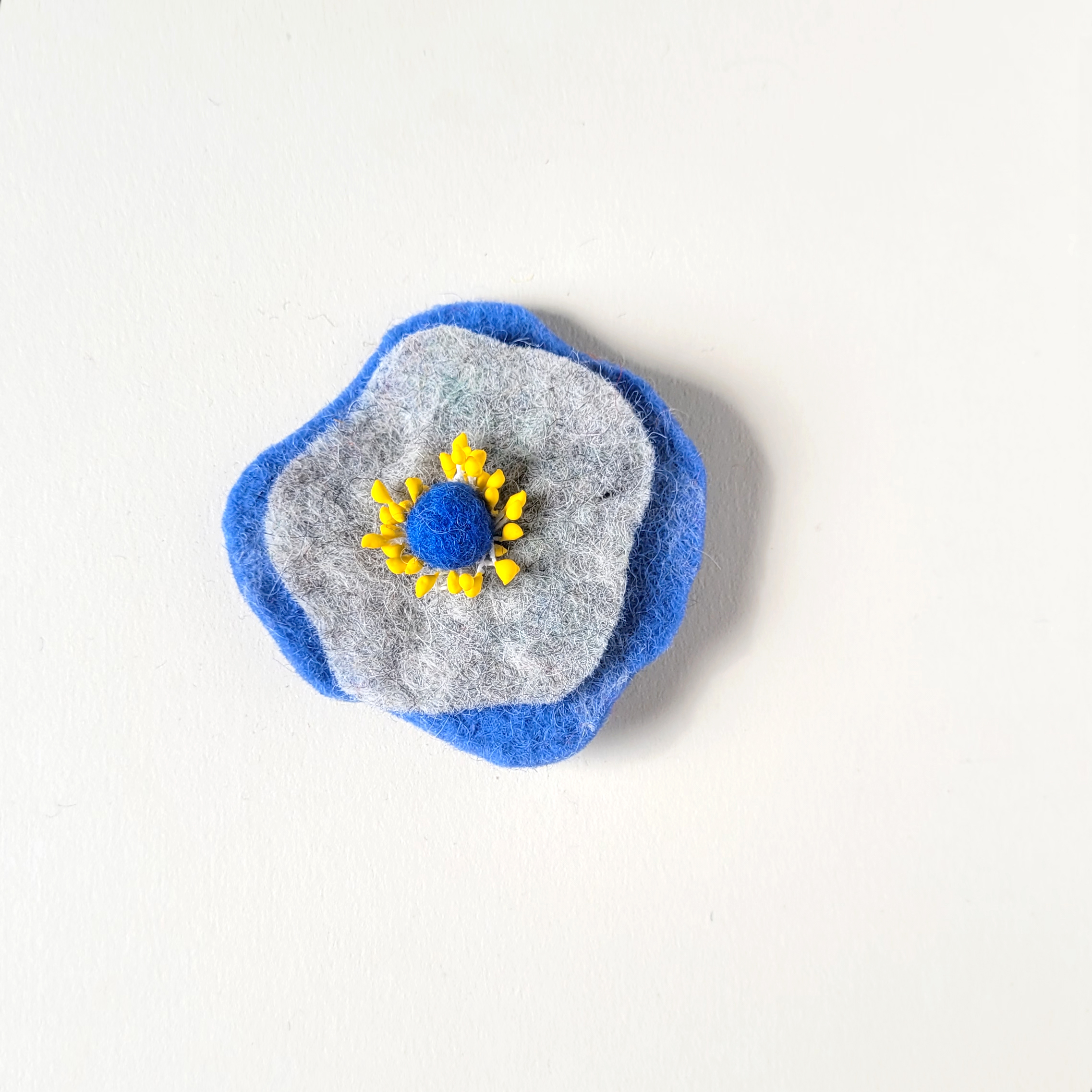 Poppie - broche bleu-gris