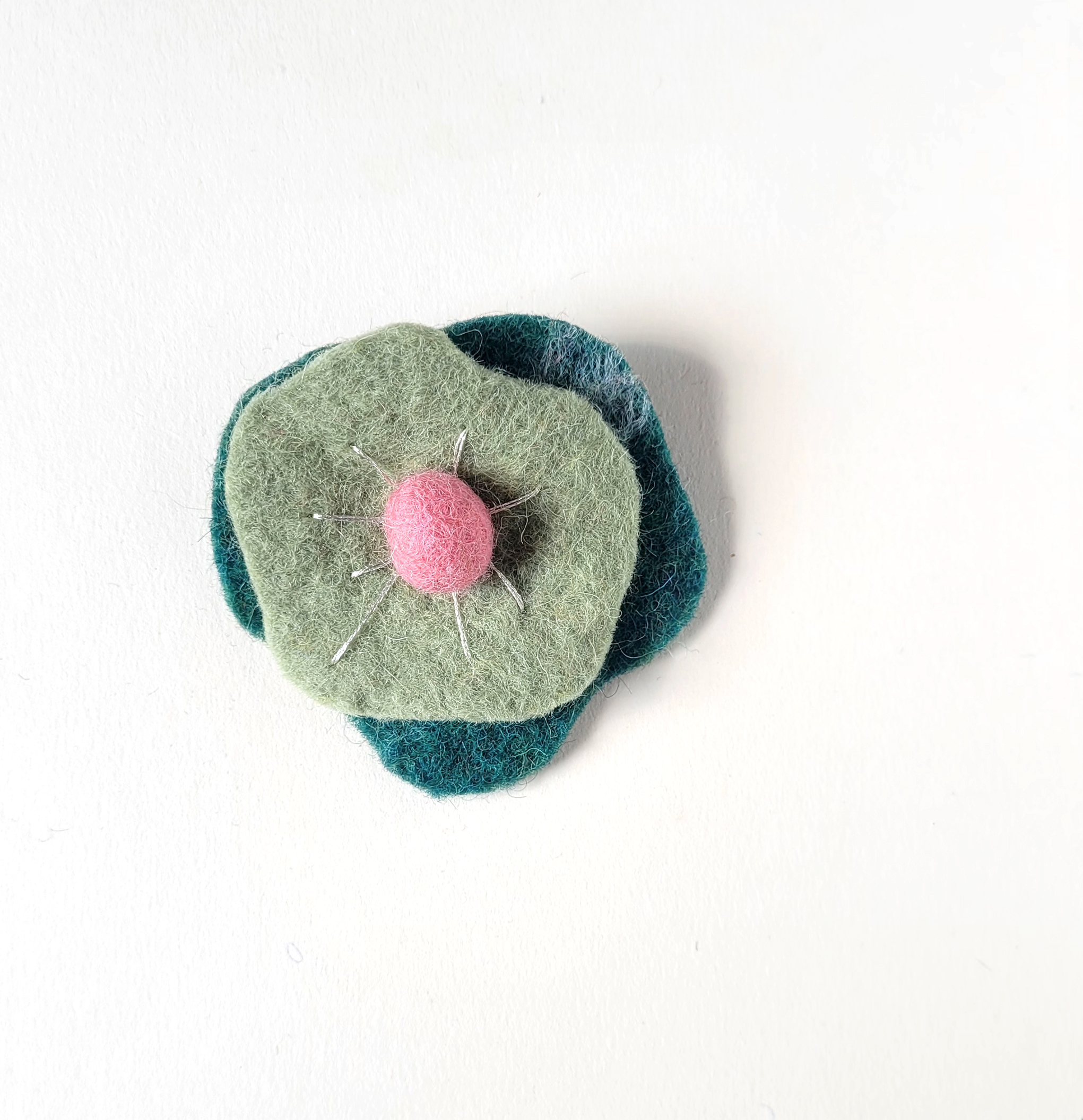 Poppie - broche vert-vert clair