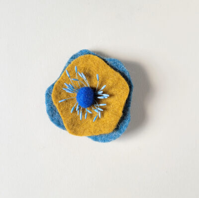 Poppie - broche bleu-ocre