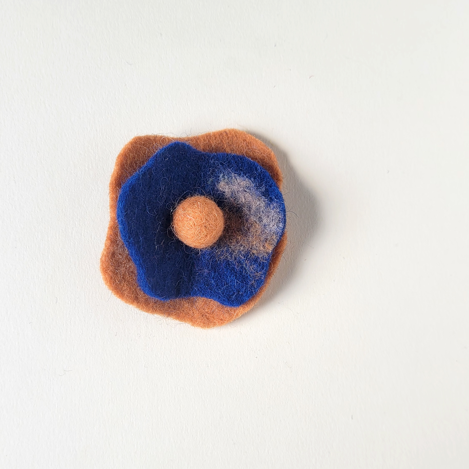 Poppie - broche ocre-marine
