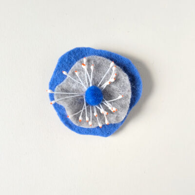 Poppie - broche bleu gris