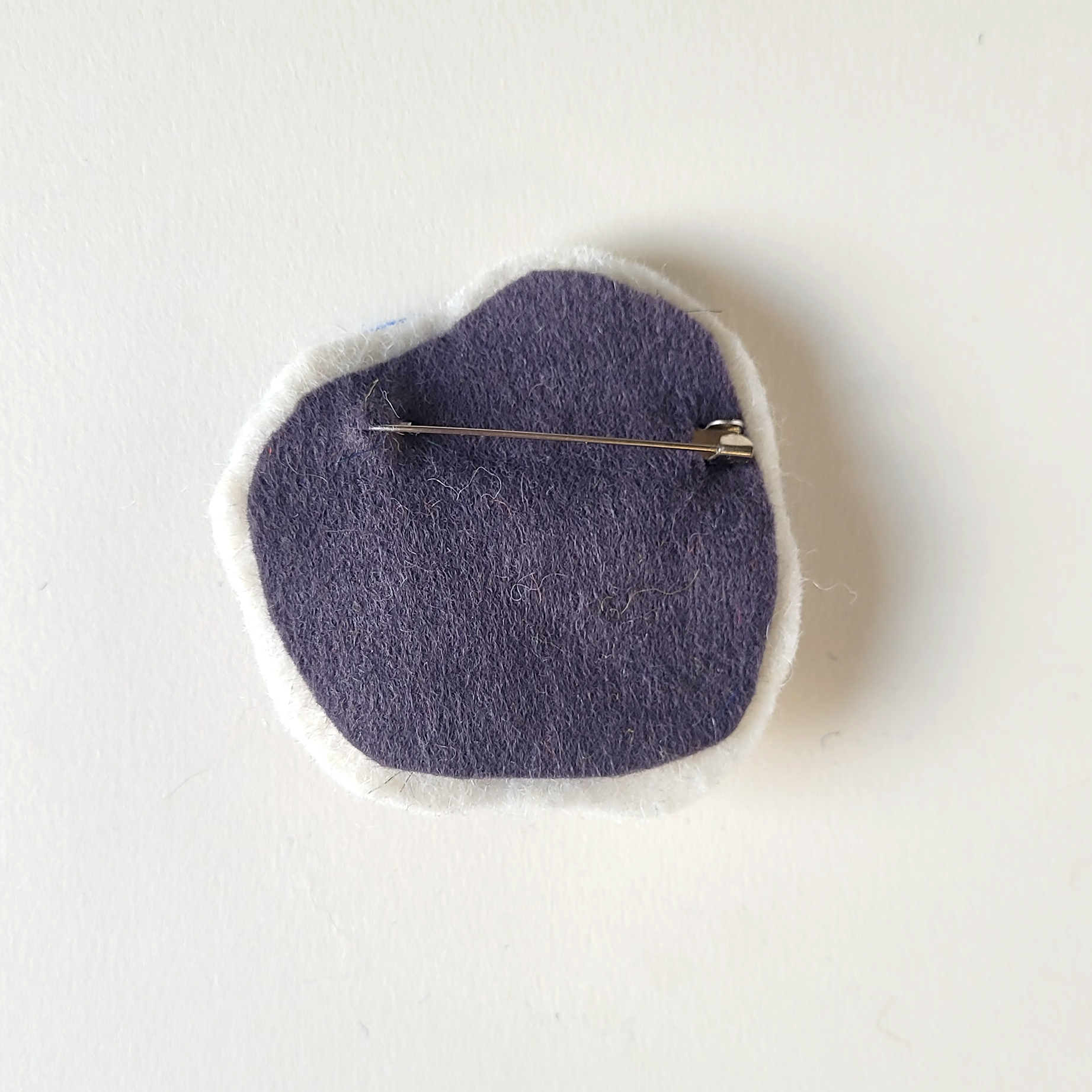 Poppie - broche blanc-bleu