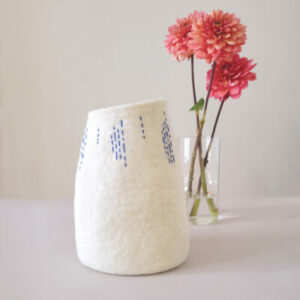 Vase blanc brodé