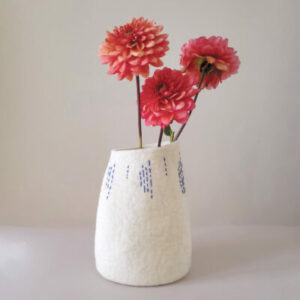 Vase blanc brodé