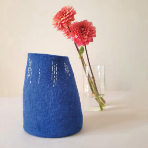Vase bleu brodé