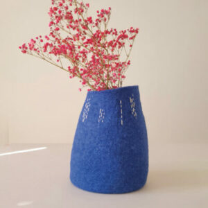 Vase bleu brodé
