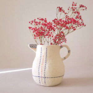 Vase pichet brodé