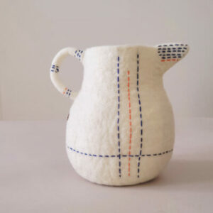 Vase pichet brodé
